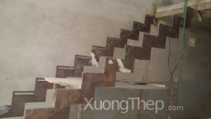 thi công cầu thang thép bản tại phố hào nam.