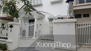 thi công mái còm cổng bằng thép sơn trắng tại sài đồng.
