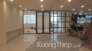 thi công cửa mở quay và vách thép kính.