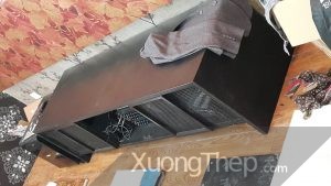 tủ để loa và âm ly bằng thép hộp.