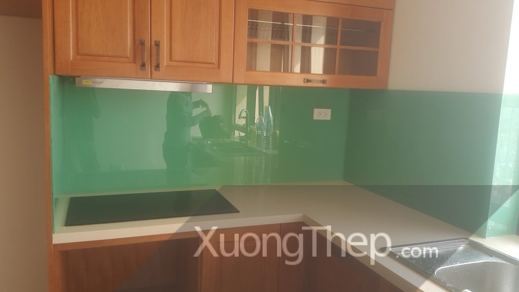 thi công kính cường lực sơn màu xanh ngọc cho nhà bếp.