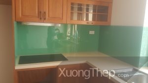 thi công kính cường lực sơn màu xanh ngọc cho nhà bếp.