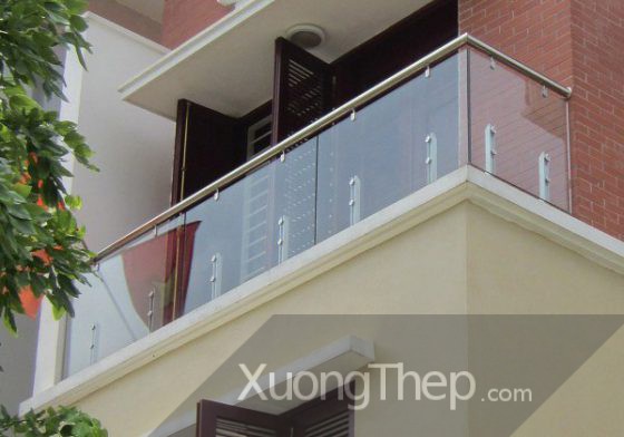 Mẫu lan can ban công kính cường lực đẹp